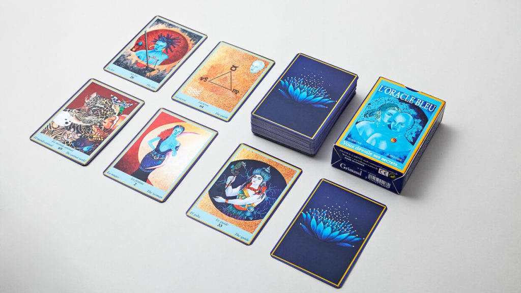 Oracle Bleu deck: box reading L’Oracle Bleu, lotus card backs and cards such as The Woman and The Guide
