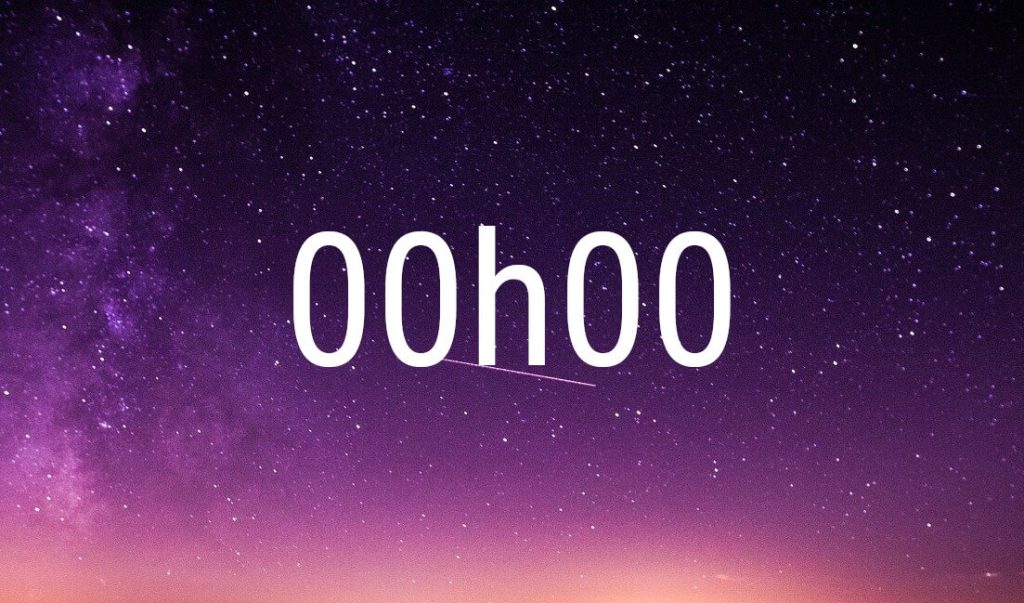 Hora espejo 00:00 en cifras blancas sobre un cielo estrellado violeta