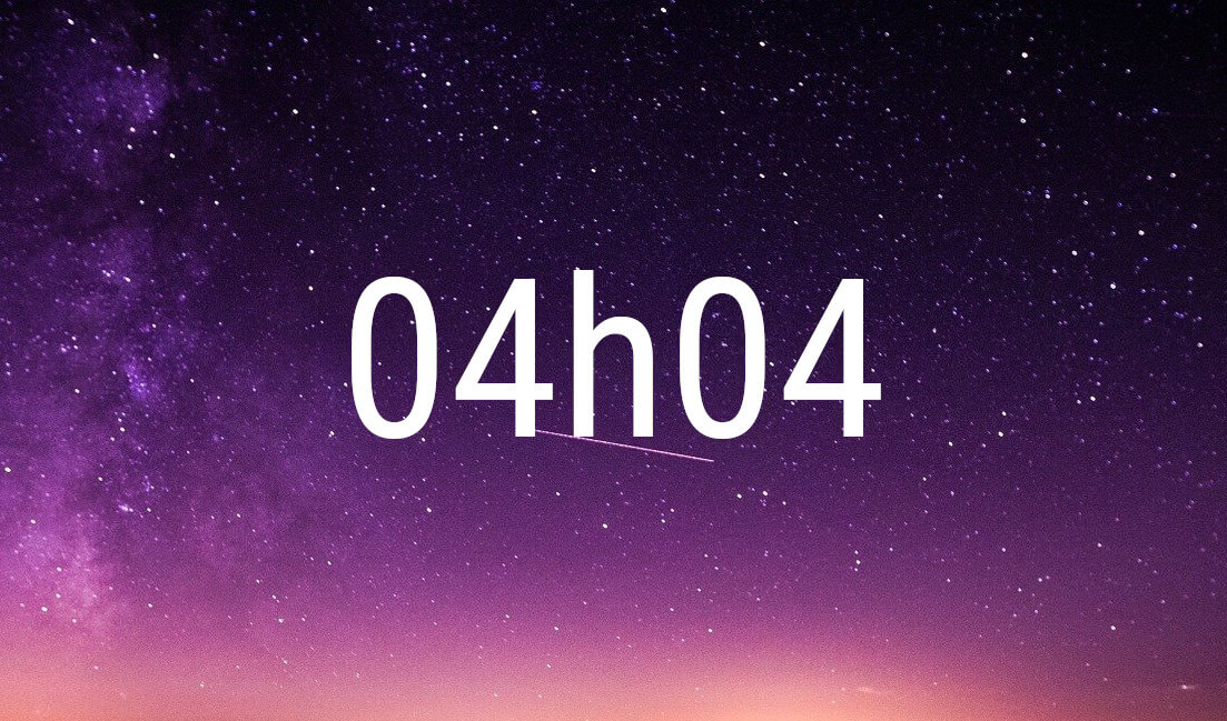Hora espejo 04:04 en cifras blancas sobre un cielo estrellado violeta
