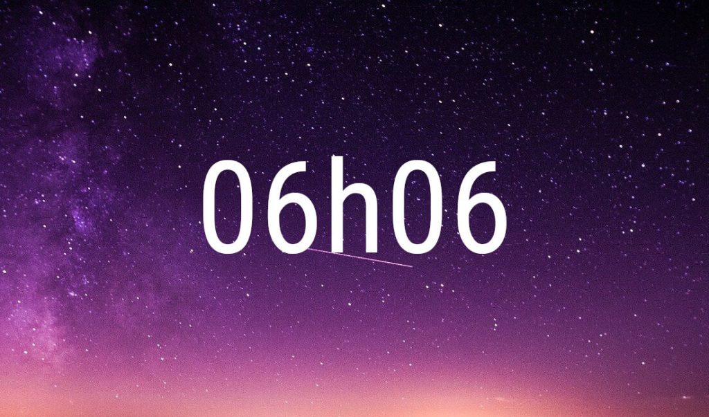 Hora espejo 06:06 en cifras blancas sobre un cielo estrellado violeta