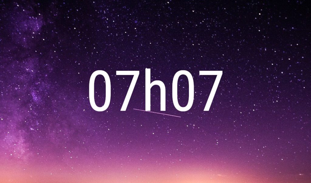 Hora espejo 07:07 en cifras blancas sobre un cielo estrellado violeta