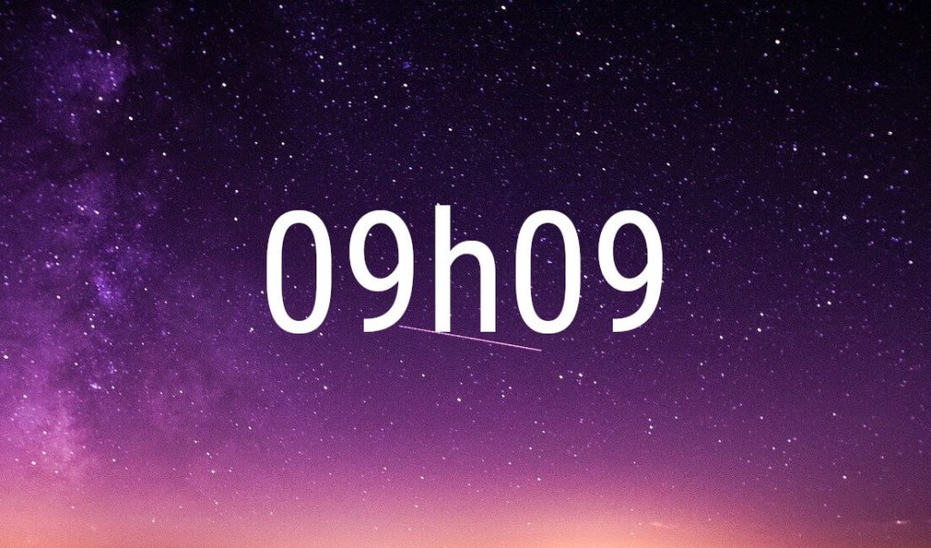 Hora espejo 09:09 en cifras blancas sobre un cielo estrellado violeta