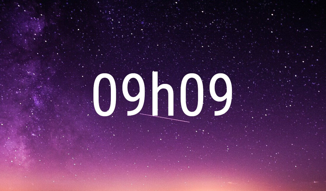 Hora espejo 09:09 en cifras blancas sobre un cielo estrellado violeta