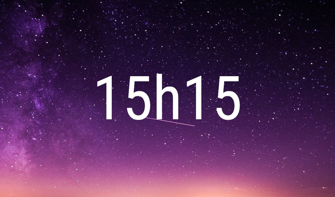 Hora espejo 15:15 en cifras blancas sobre un cielo estrellado violeta
