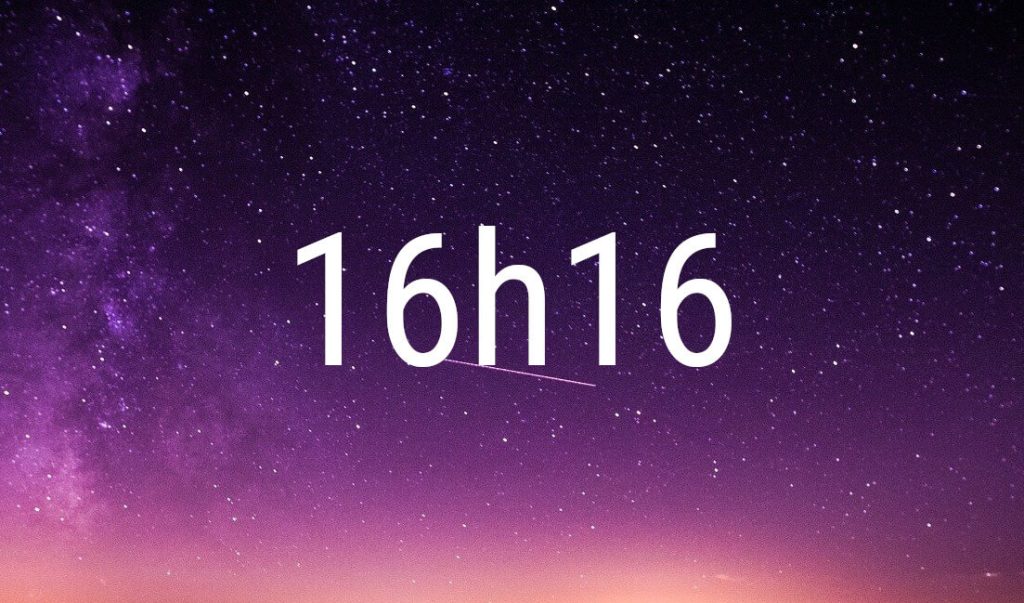 Hora espejo 16:16 en cifras blancas sobre un cielo estrellado violeta
