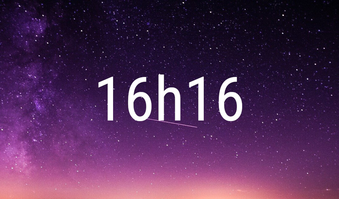 Hora espejo 16:16 en cifras blancas sobre un cielo estrellado violeta