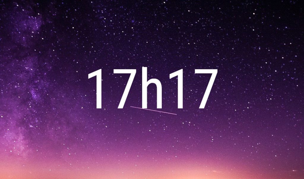 Hora espejo 17:17 en cifras blancas sobre un cielo estrellado violeta