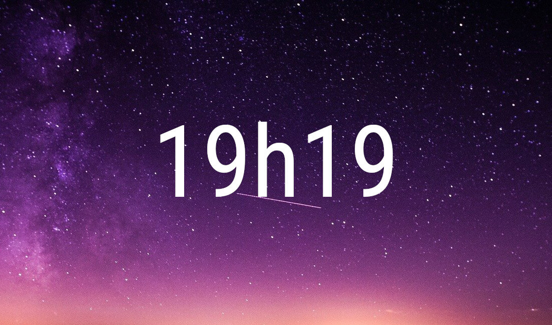 Hora espejo 19:19 en cifras blancas sobre un cielo estrellado violeta
