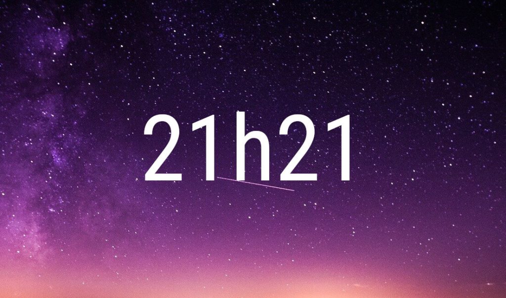 Hora espejo 21:21 en cifras blancas sobre un cielo estrellado violeta