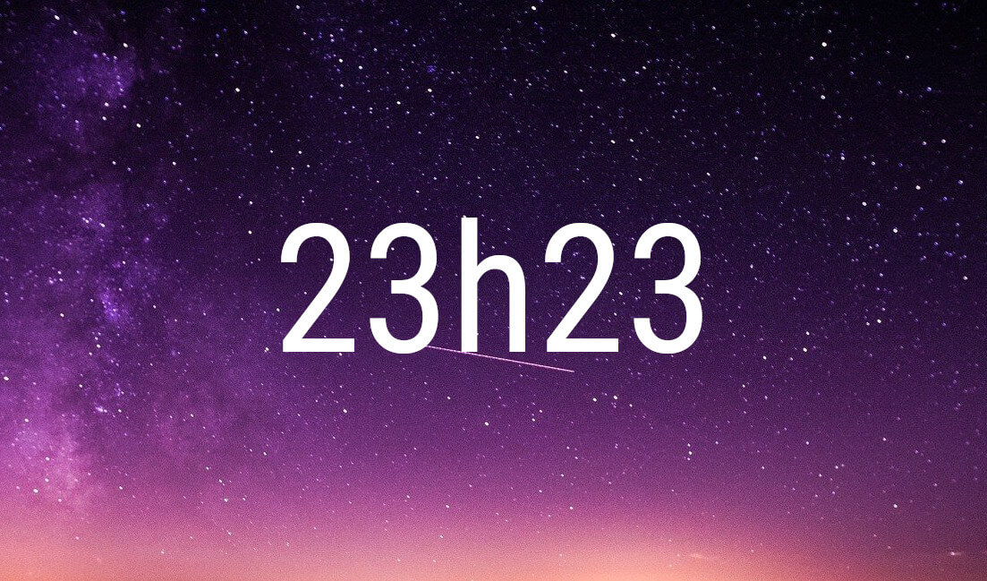 Hora espejo 23:23 en cifras blancas sobre un cielo estrellado violeta