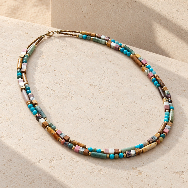 Torquata, collier ras du cou en jaspe paysage et agates posé, deux rangs de perles colorées et mousqueton.