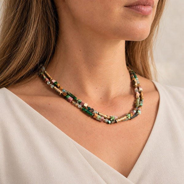 Collier ras du cou en jaspe paysage et agates porté, les deux rangs à la base du cou.