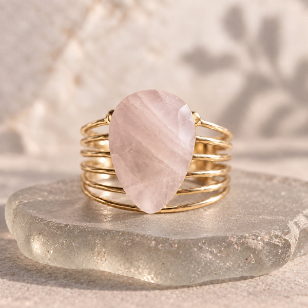 Glycera, bague ajourée en quartz rose vue de face, goutte facettée rose pâle sur des fils dorés superposés.