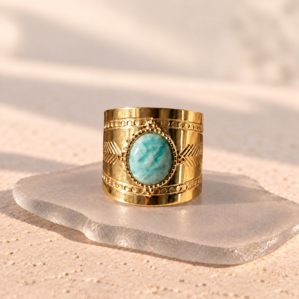 Lalage, bague large en amazonite vue de face, la pierre bleu-vert au milieu d’un bandeau doré gravé.