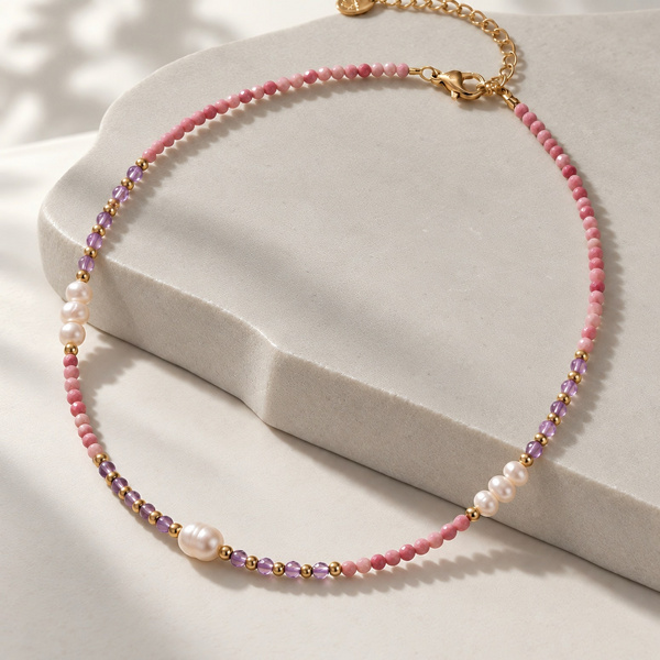Phila, collier en rhodonite, améthyste et perles d’eau douce posé en cercle, fermoir et rallonge dorés.