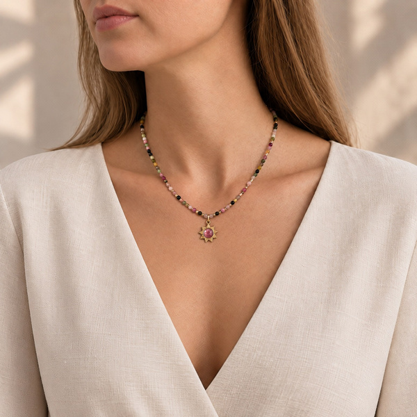 Collier soleil en tourmaline multicolore porté, le soleil sur le haut du décolleté.