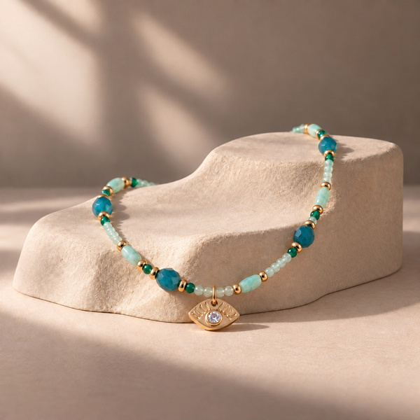 Dorcas, collier œil en amazonite et apatite posé, perles vertes et bleues et pendentif œil doré.