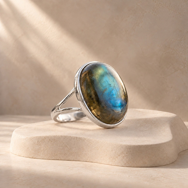 Secunda, bague cabochon en labradorite de trois quarts, ovale vert olive et bleu dans un serti lisse.