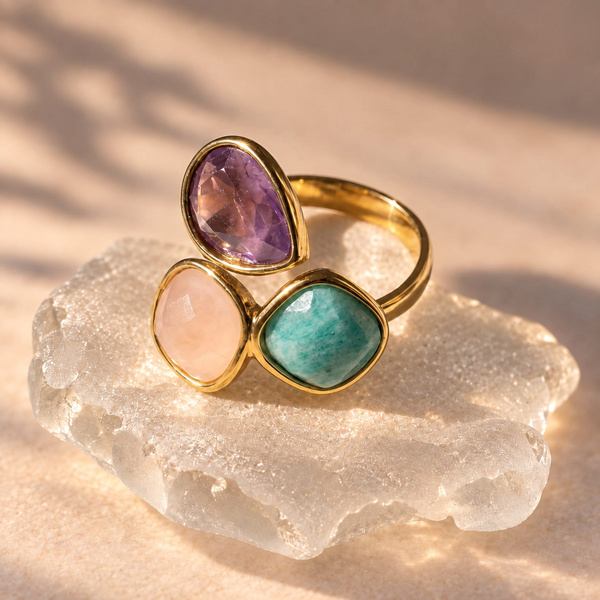 Syntyche, bague en améthyste, quartz rose et amazonite posée, une goutte violette et deux pierres carrées arrondies.