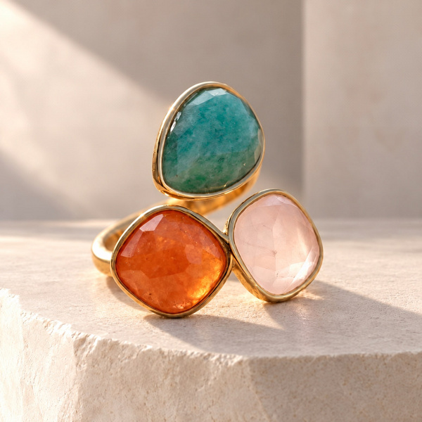 Tryphaena, bague en amazonite, quartz rose et aventurine vue de face, trois pierres facettées serrées en trèfle.