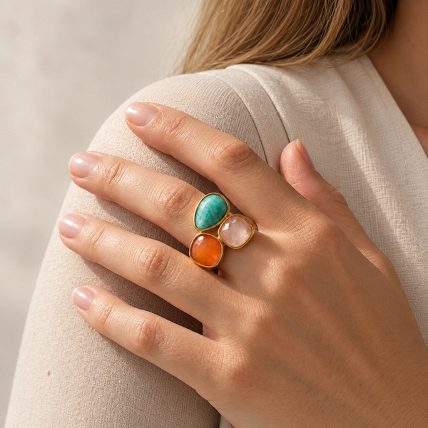 Bague en amazonite, quartz rose et aventurine portée, la main posée sur l’épaule.