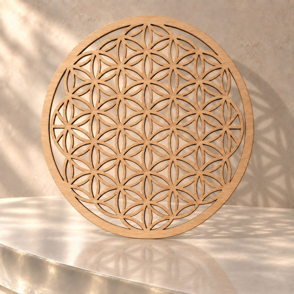 Theano, fleur de vie en bois posée debout, cercles entrelacés découpés dans un double anneau.