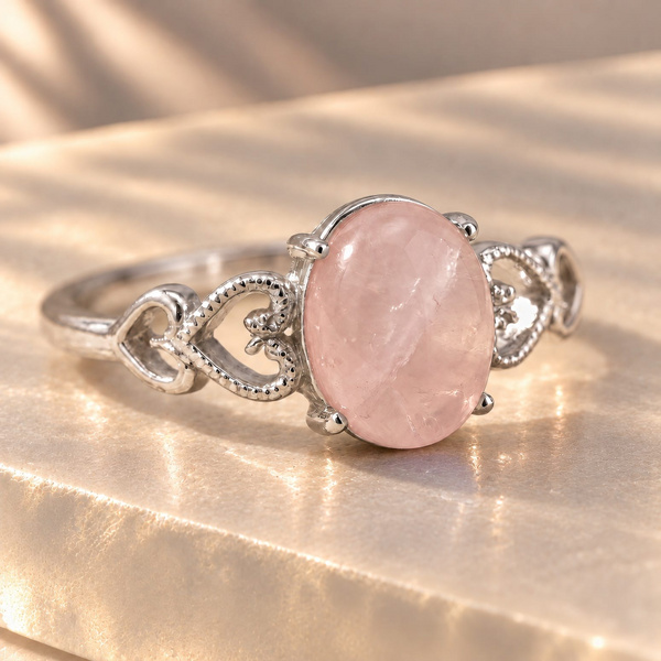 Nossis, bague cœurs en quartz rose de trois quarts, ovale rose entre deux cœurs ajourés.