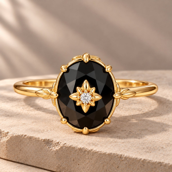 Lampito, bague étoile en agate noire vue de face, étoile dorée posée sur la pierre facettée.