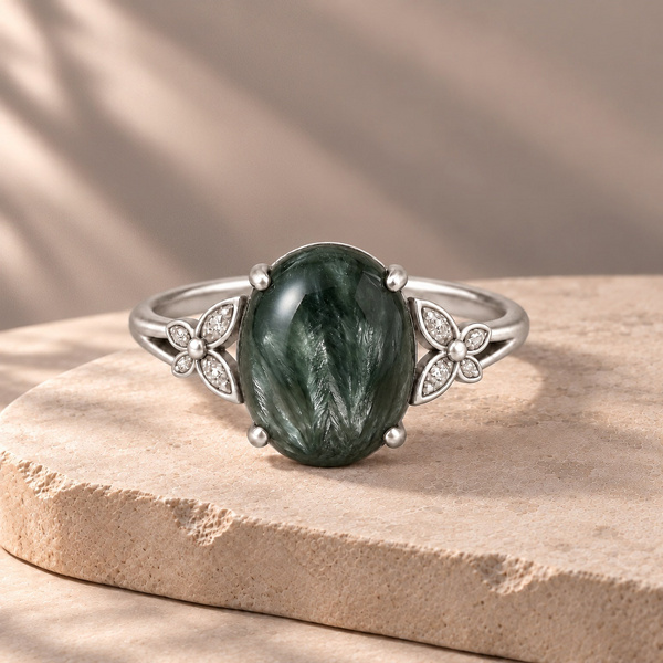 Silvana, bague fine en séraphinite vue de face, entre deux fleurs serties de petites pierres claires.