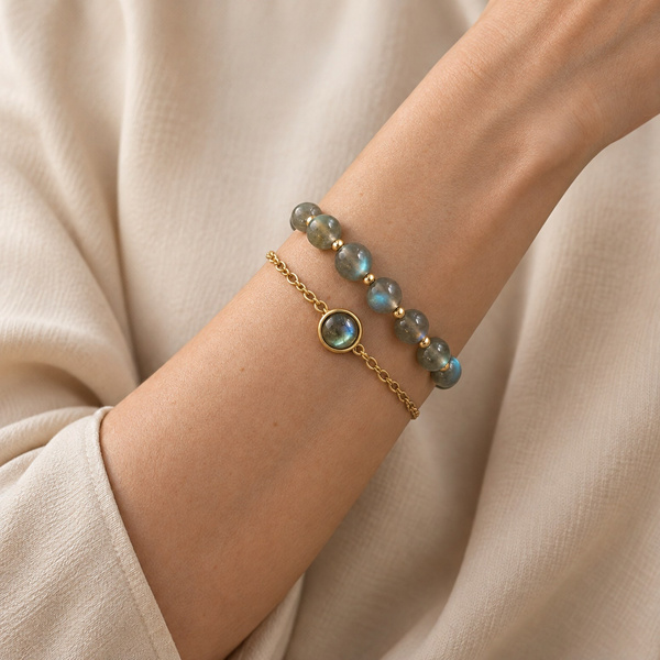 Duo de bracelets en labradorite porté au même poignet, chaîne et rang de perles côte à côte.