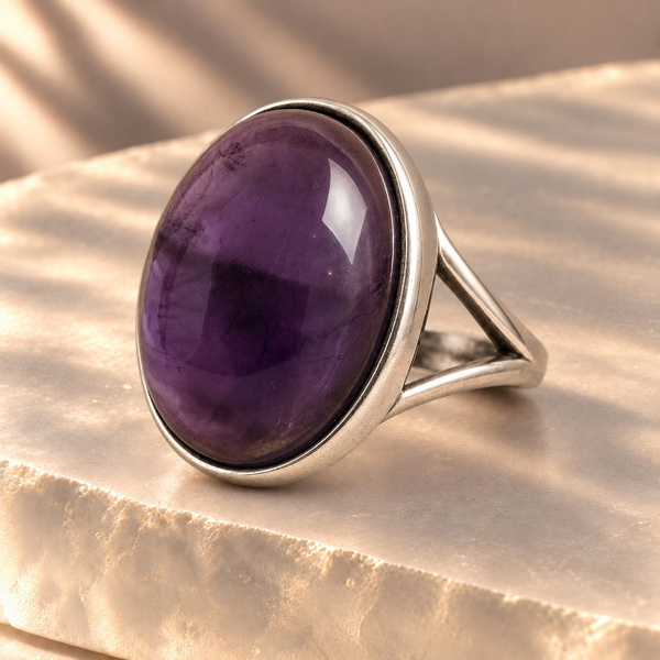 Maximilla, bague ovale en améthyste de trois quarts, cabochon violet bombé dans un serti lisse.